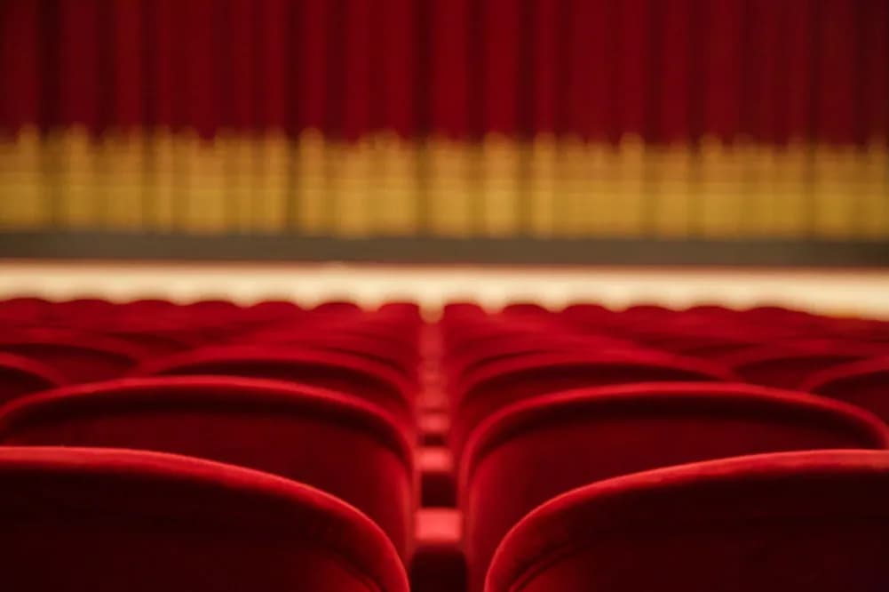 Ile kosztuje bilet do teatru w Warszawie? Ceny, zniżki i porady