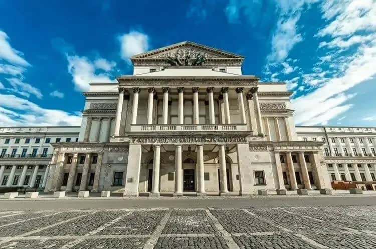 Teatr Wielki w Warszawie: Jak zabór rosyjski wpłynął na jego historię