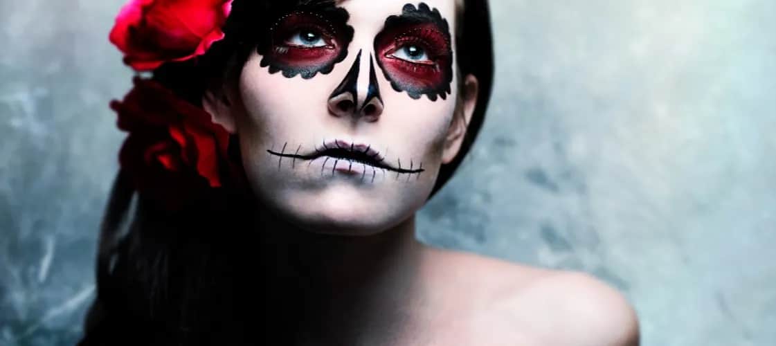 Czym zajmuje się charakteryzator w teatrze i dlaczego to ważne?