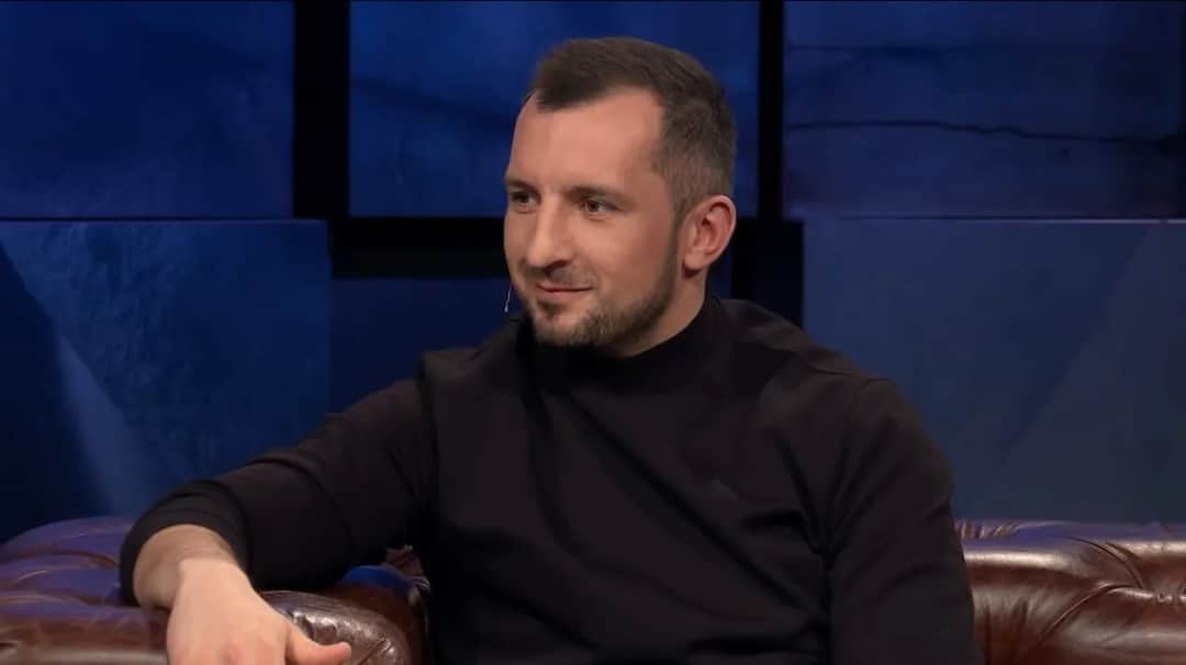 Zola stand up: Odkryj niezwykłe występy i humor Piotra Szulowskiego