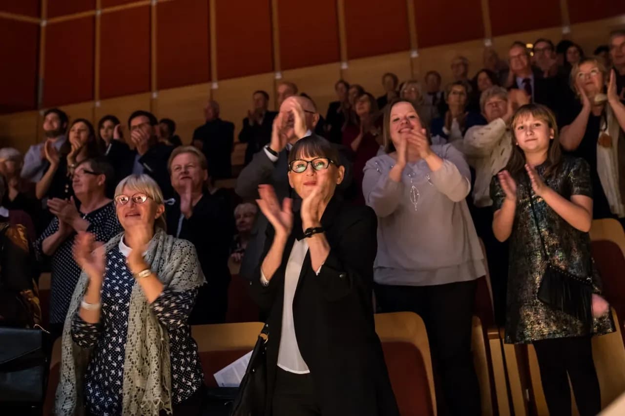 Jak się ubrać na koncert w teatrze, aby uniknąć modowych faux pas Jak się ubrać na koncert w teatrze, aby uniknąć modowych faux pas
