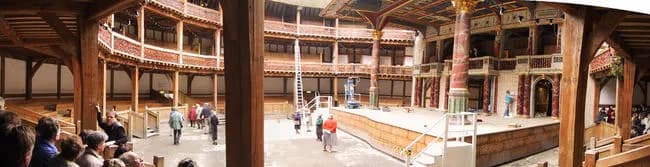 Czym zastępowano brak dekoracji w teatrze elżbietańskim – zaskakujące metody