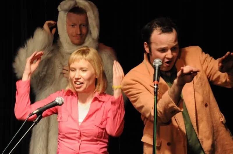 Kabaret Hlynur: Historia, skecze i wpływ na polską kulturę